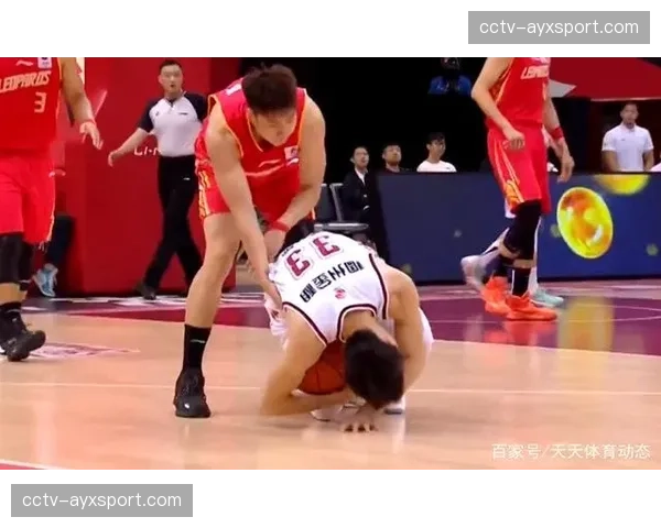 镜头聚焦：吴前倒地拼抢，膝盖流血仍坚持罚球命中
